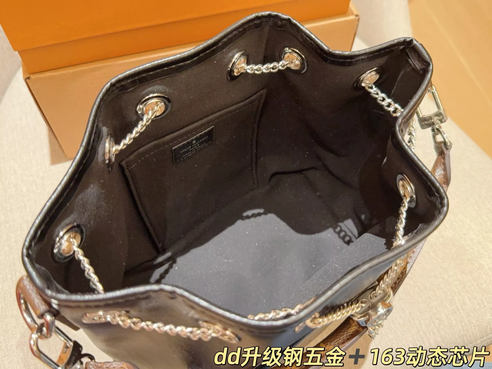 루이비통 블랙 버킷 체인백 상세 이미지 9