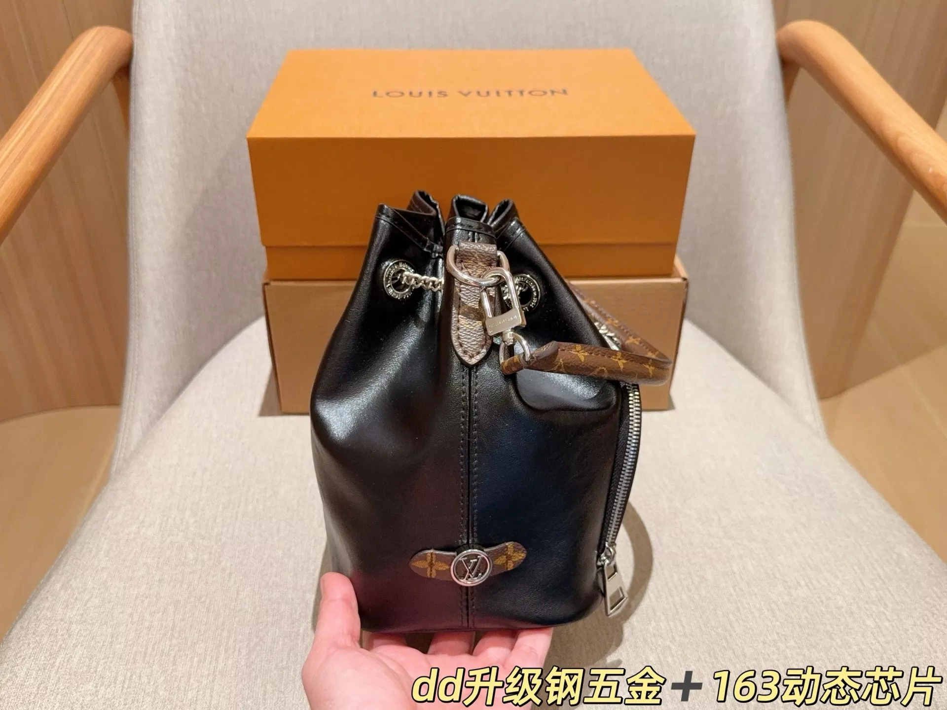 루이비통 블랙 버킷 체인백 상세 이미지 5