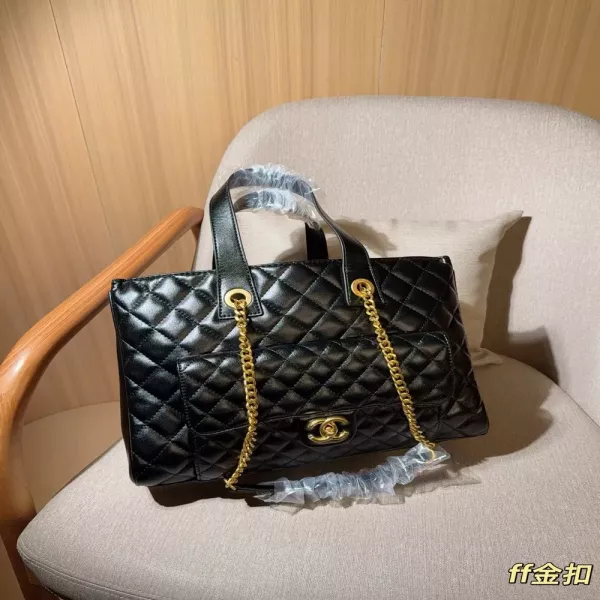 샤넬 클래식 더블C 퀼팅 토트백