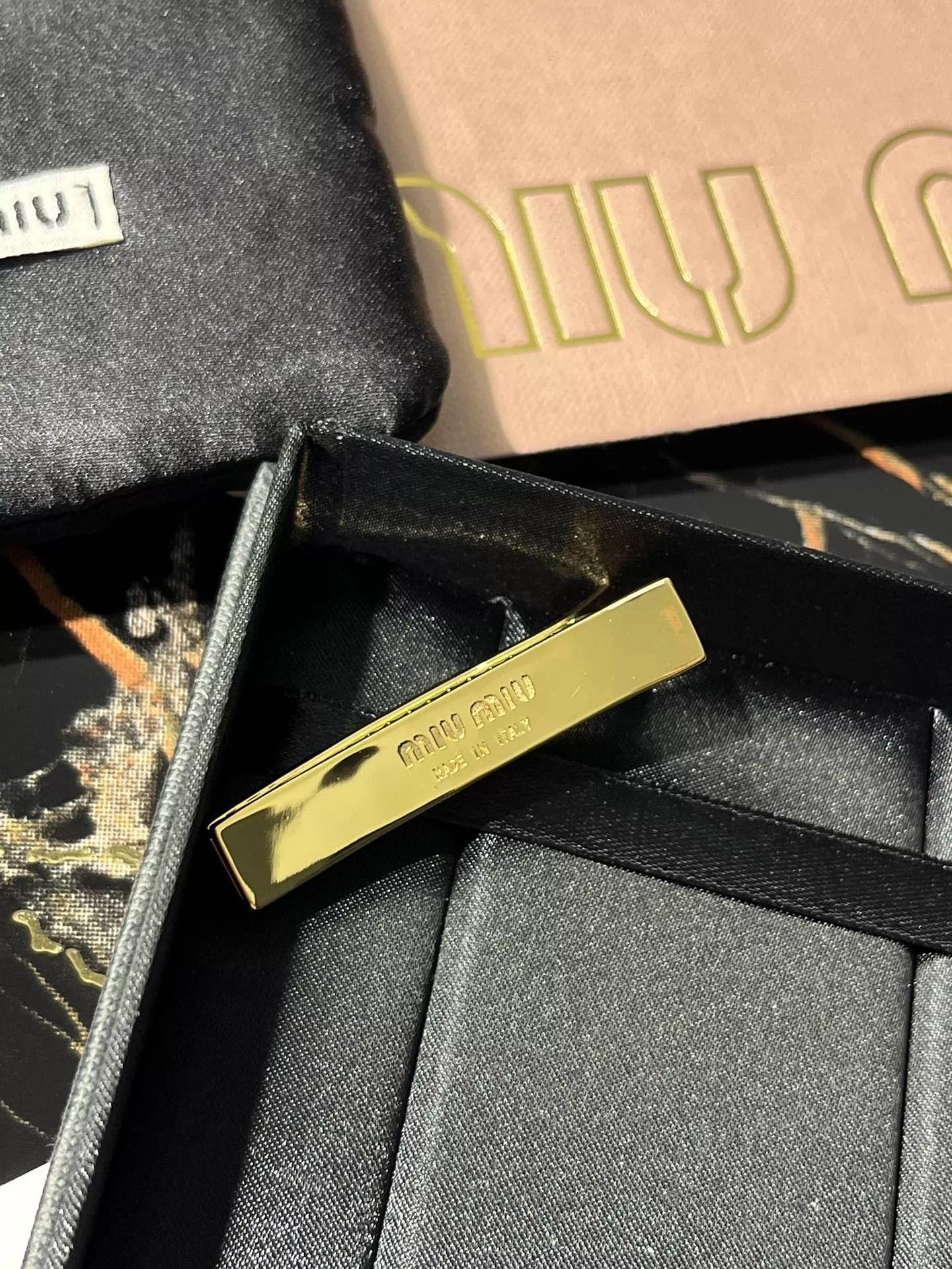 미우미우 에나멜 로고 헤어핀 세트 상세 이미지 9