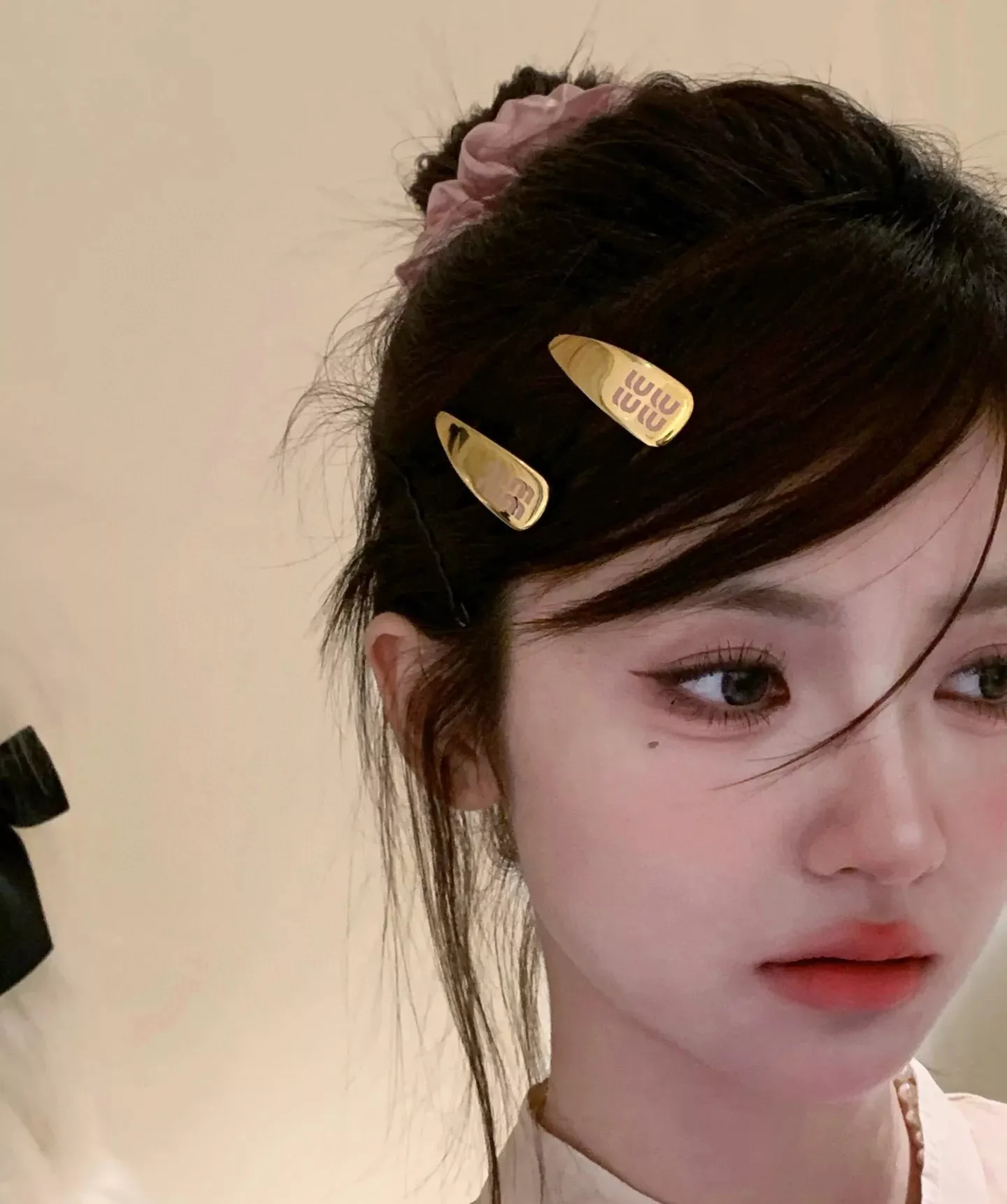 미우미우 에나멜 로고 헤어핀 세트 상세 이미지 22