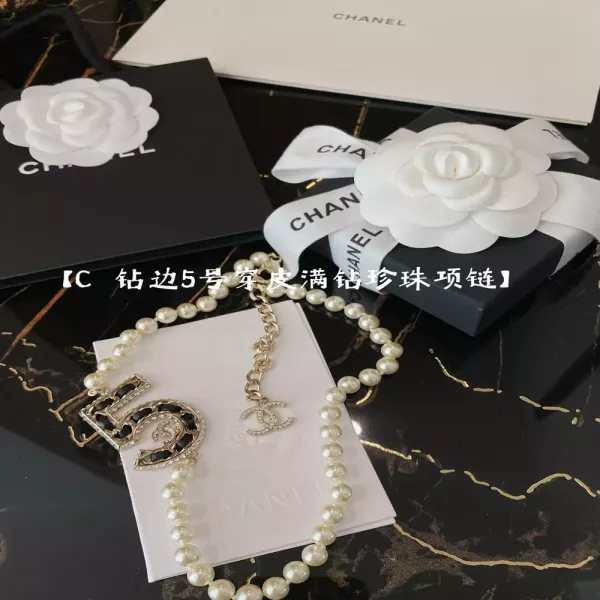 샤넬 진주 더블C 크리스탈 포인트 네크리스