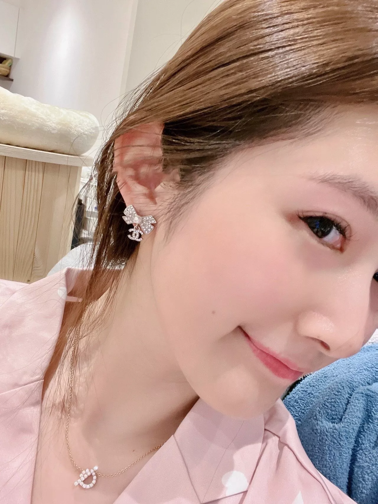샤넬 진주 리본 로고 이어링 상세 이미지 7