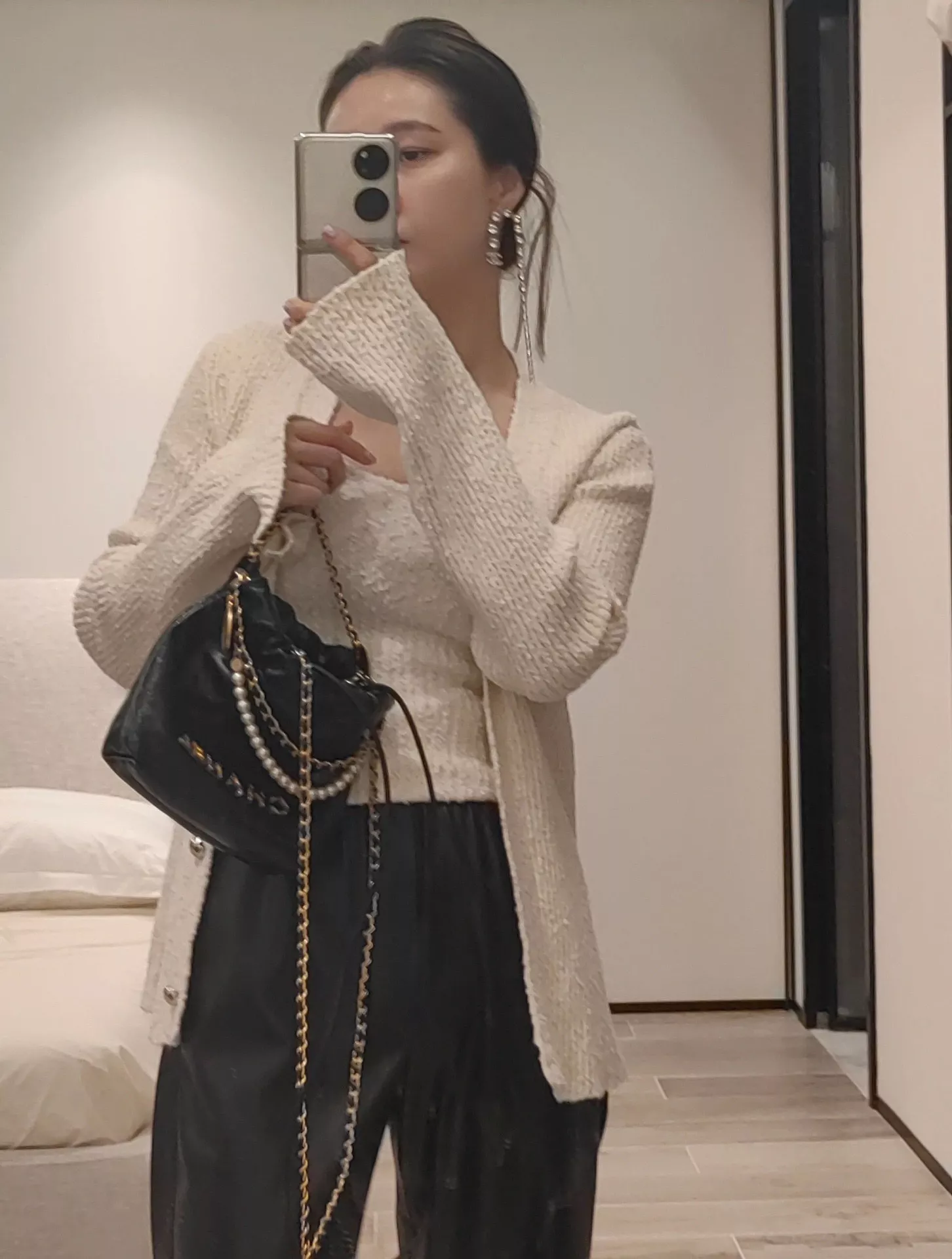 샤넬 그라데이션 라운드 크리스탈 드롭 이어링 상세 이미지 13
