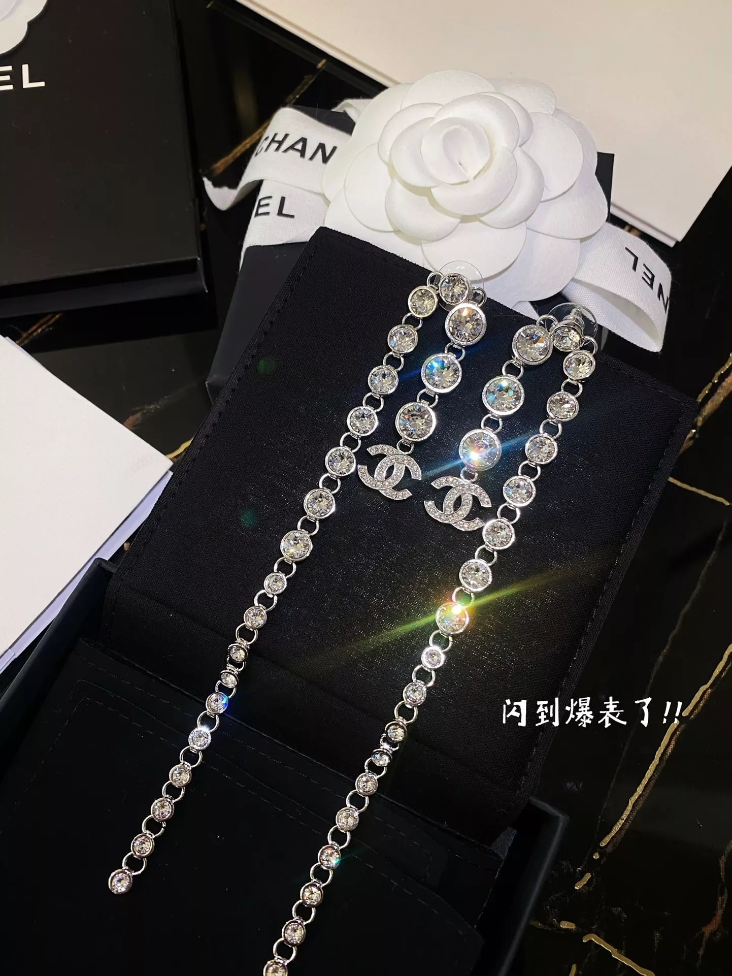 샤넬 그라데이션 라운드 크리스탈 드롭 이어링 상세 이미지 4