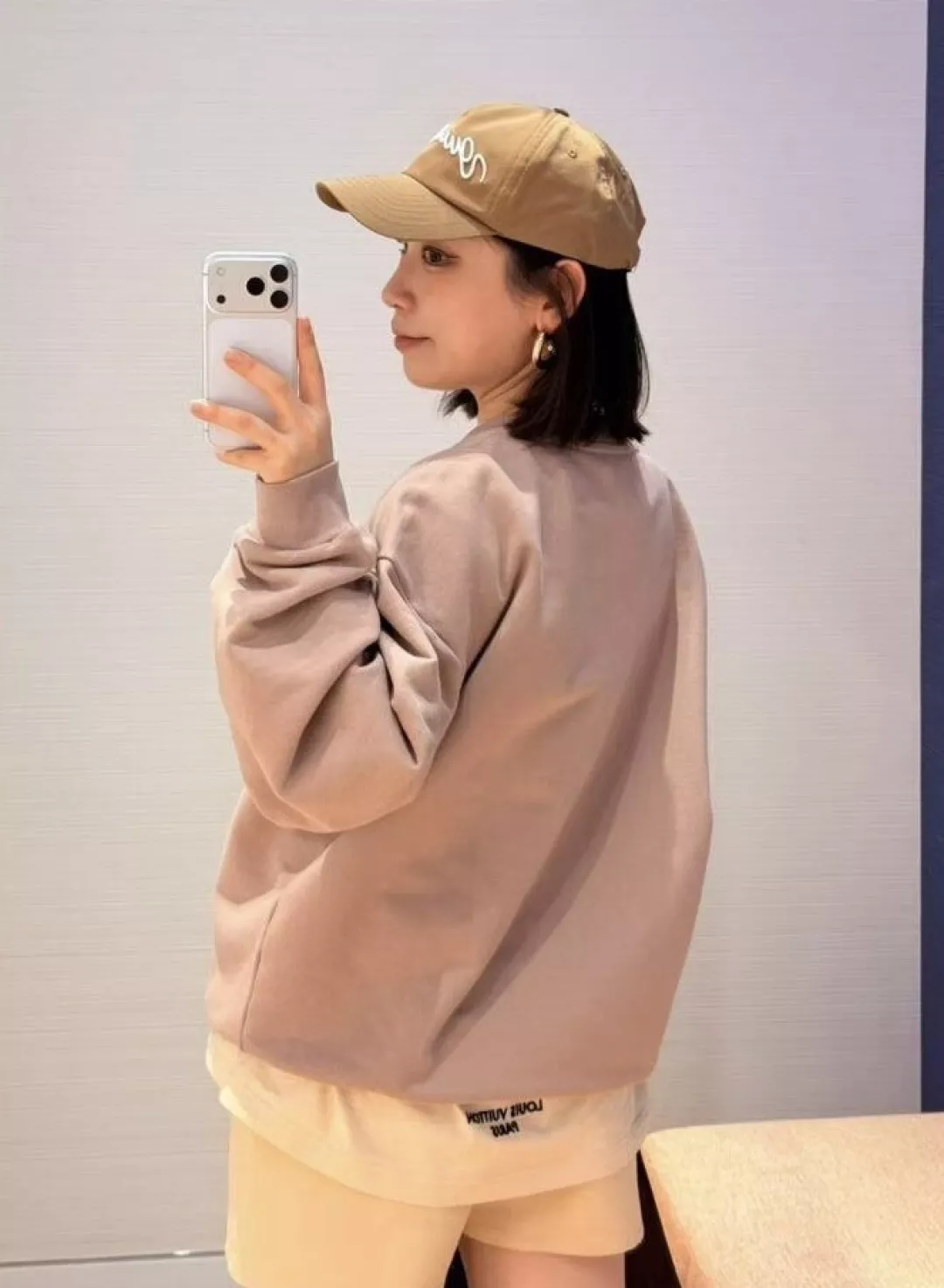 루이비통 가죽 로고 패치 원형넥 맨투맨 상세 이미지 12