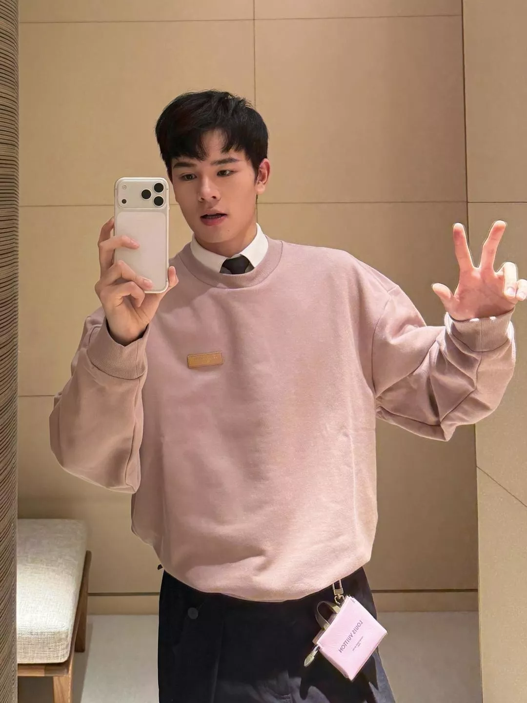 루이비통 가죽 로고 패치 원형넥 맨투맨 상세 이미지 22