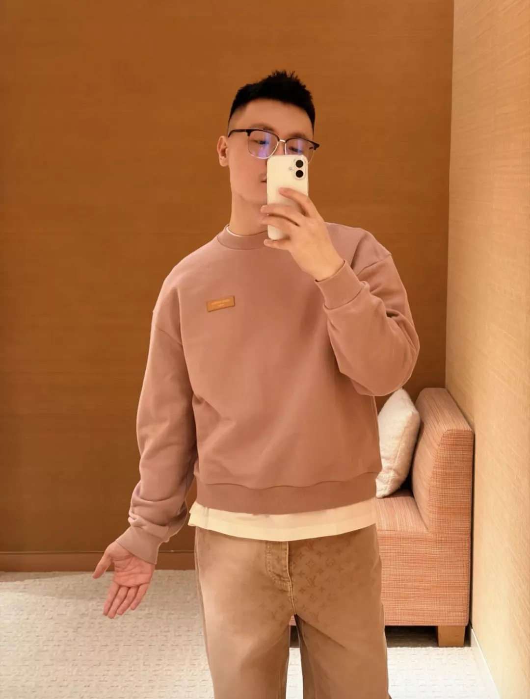 루이비통 가죽 로고 패치 원형넥 맨투맨 상세 이미지 20
