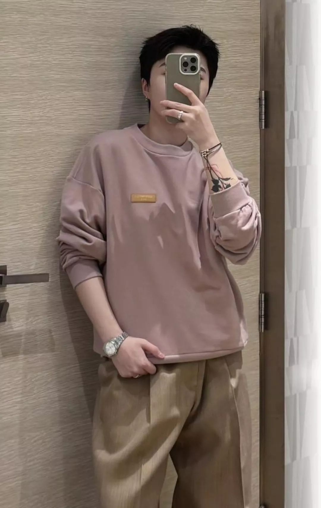루이비통 가죽 로고 패치 원형넥 맨투맨 상세 이미지 23