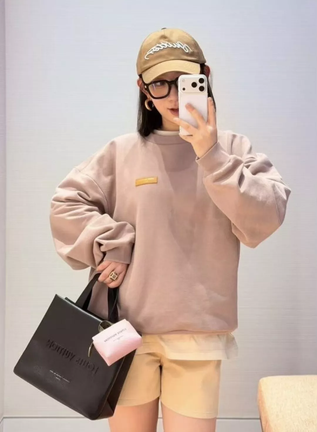 루이비통 가죽 로고 패치 원형넥 맨투맨 상세 이미지 11