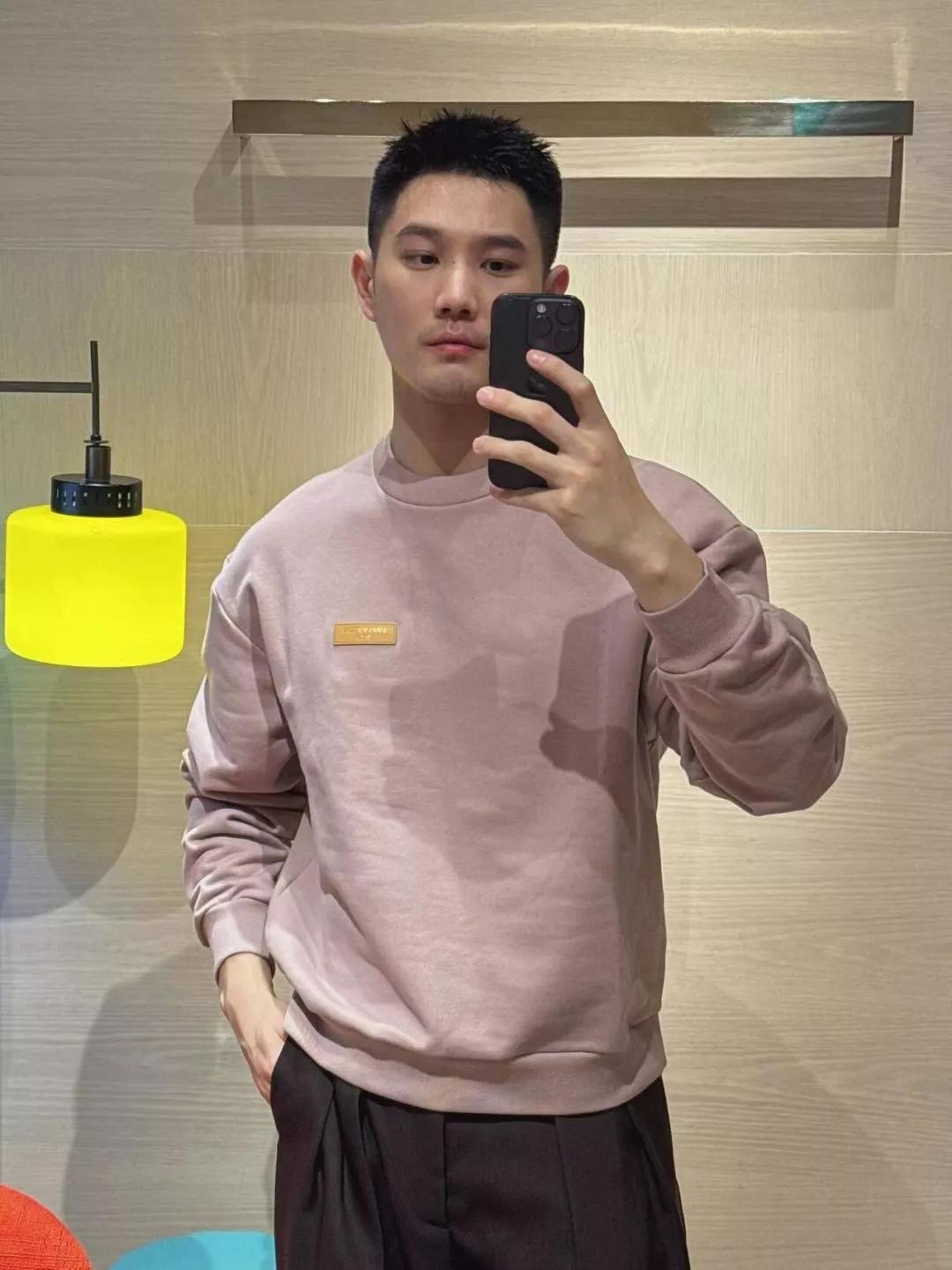루이비통 가죽 로고 패치 원형넥 맨투맨 상세 이미지 24