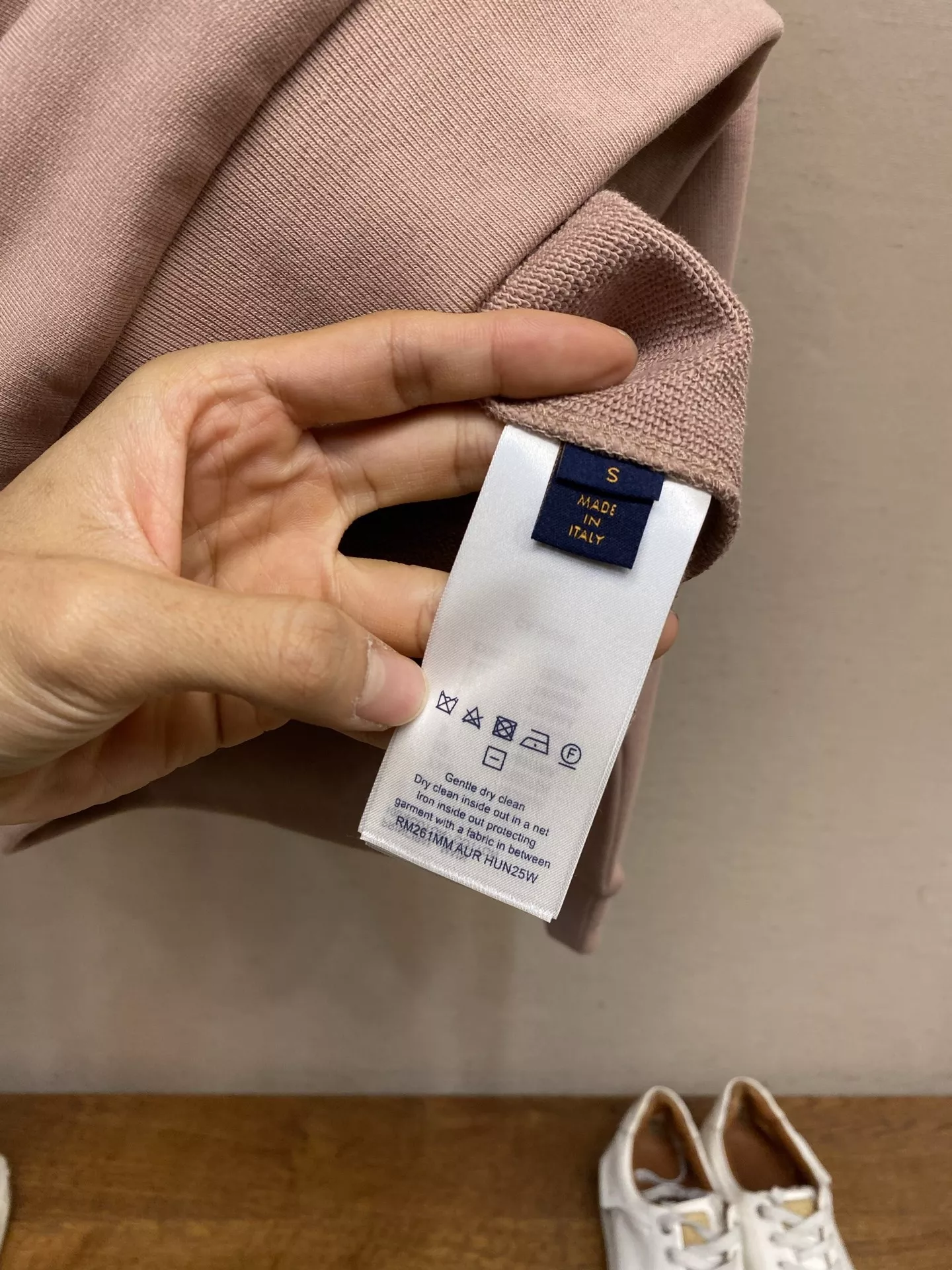 루이비통 가죽 로고 패치 원형넥 맨투맨 상세 이미지 8