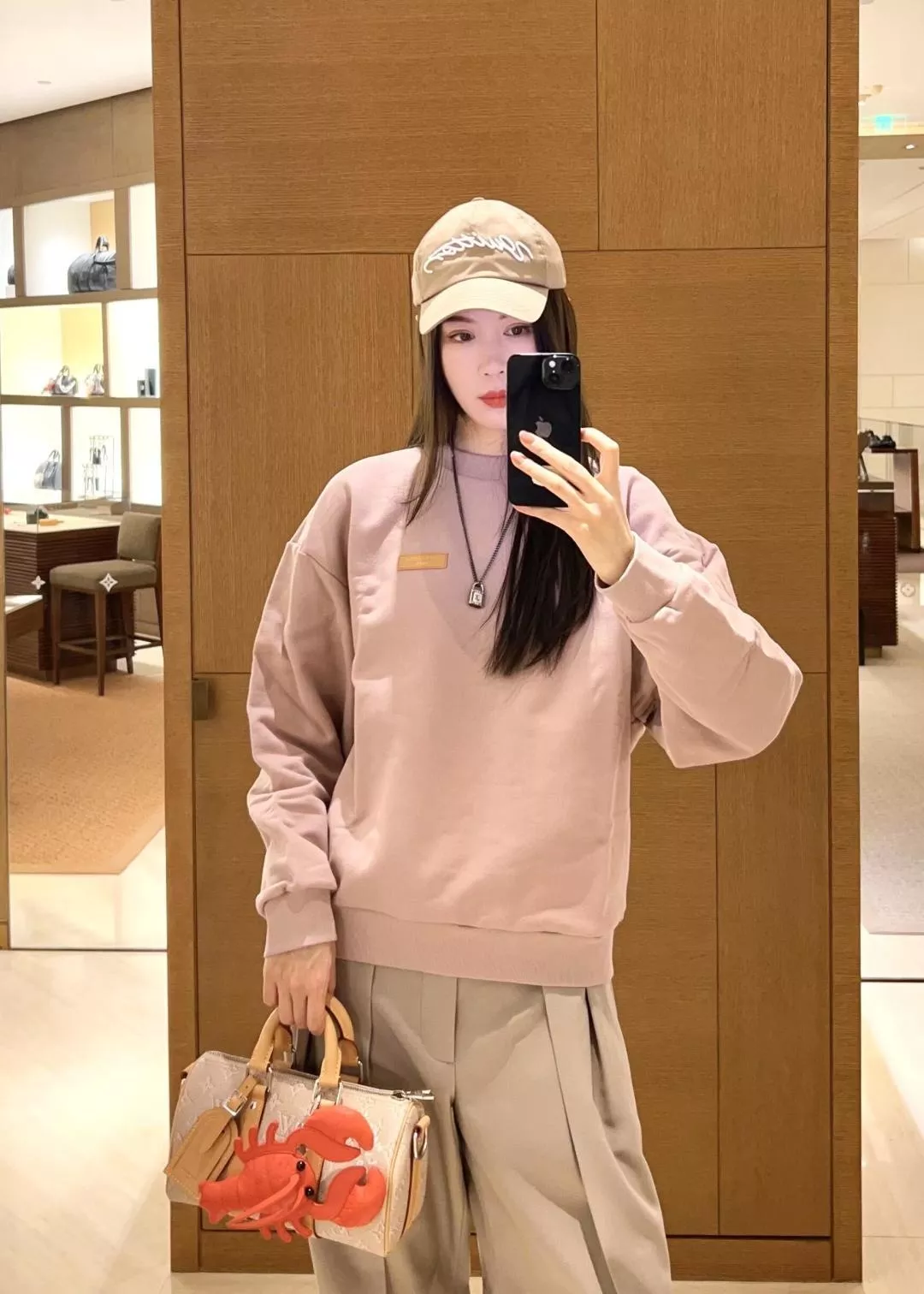 루이비통 가죽 로고 패치 원형넥 맨투맨 상세 이미지 13