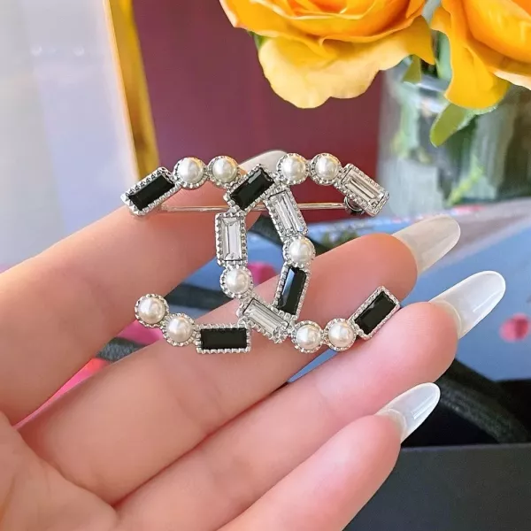 샤넬 블랙 화이트 진주 장식 브로치