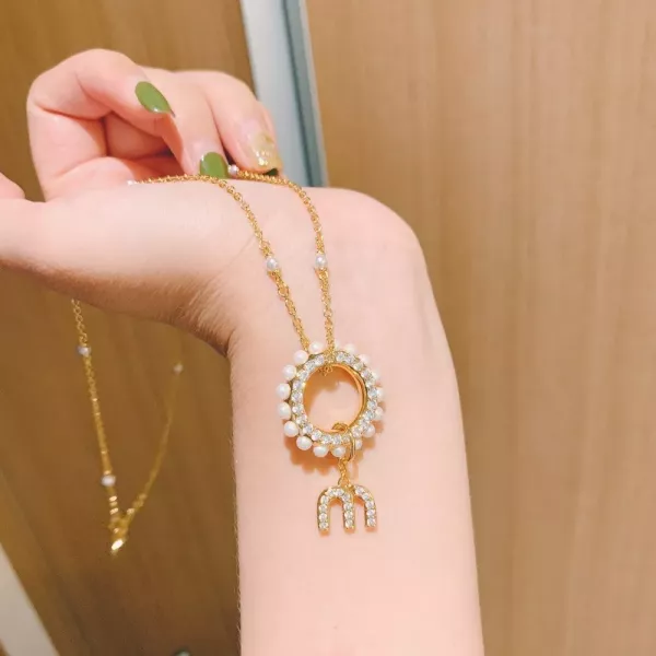 미우미우 진주 크리스탈 레터링 목걸이