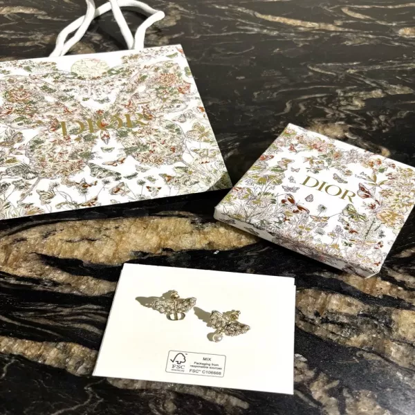디올 진주 나비 비대칭 CD 레터 귀걸이