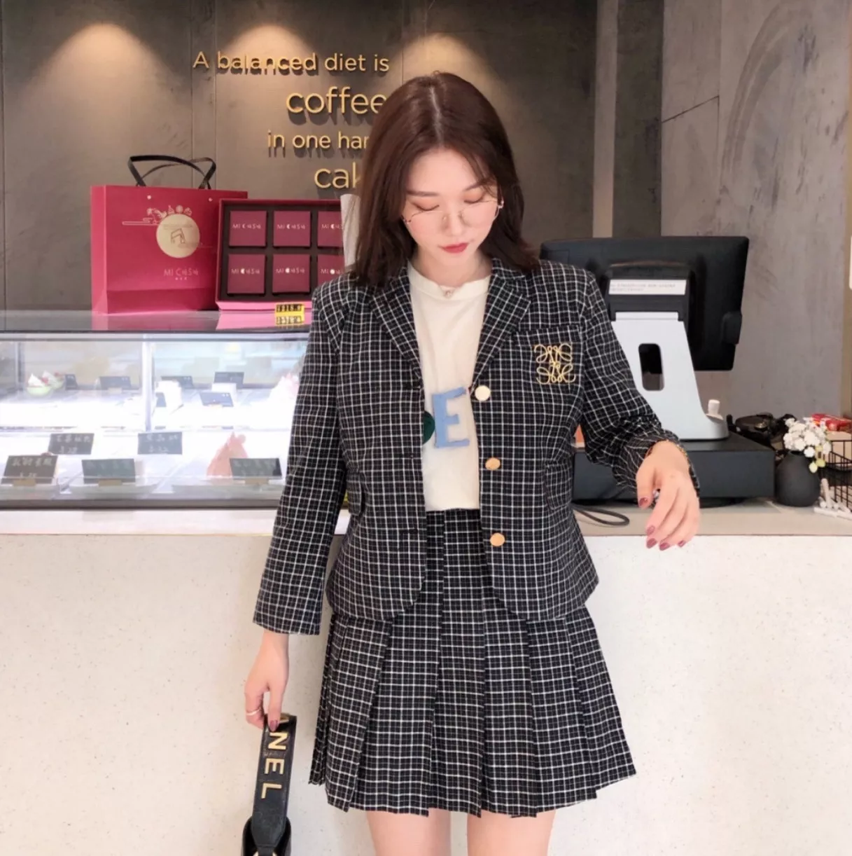 로에베 금속 로고 브로치 상세 이미지 12