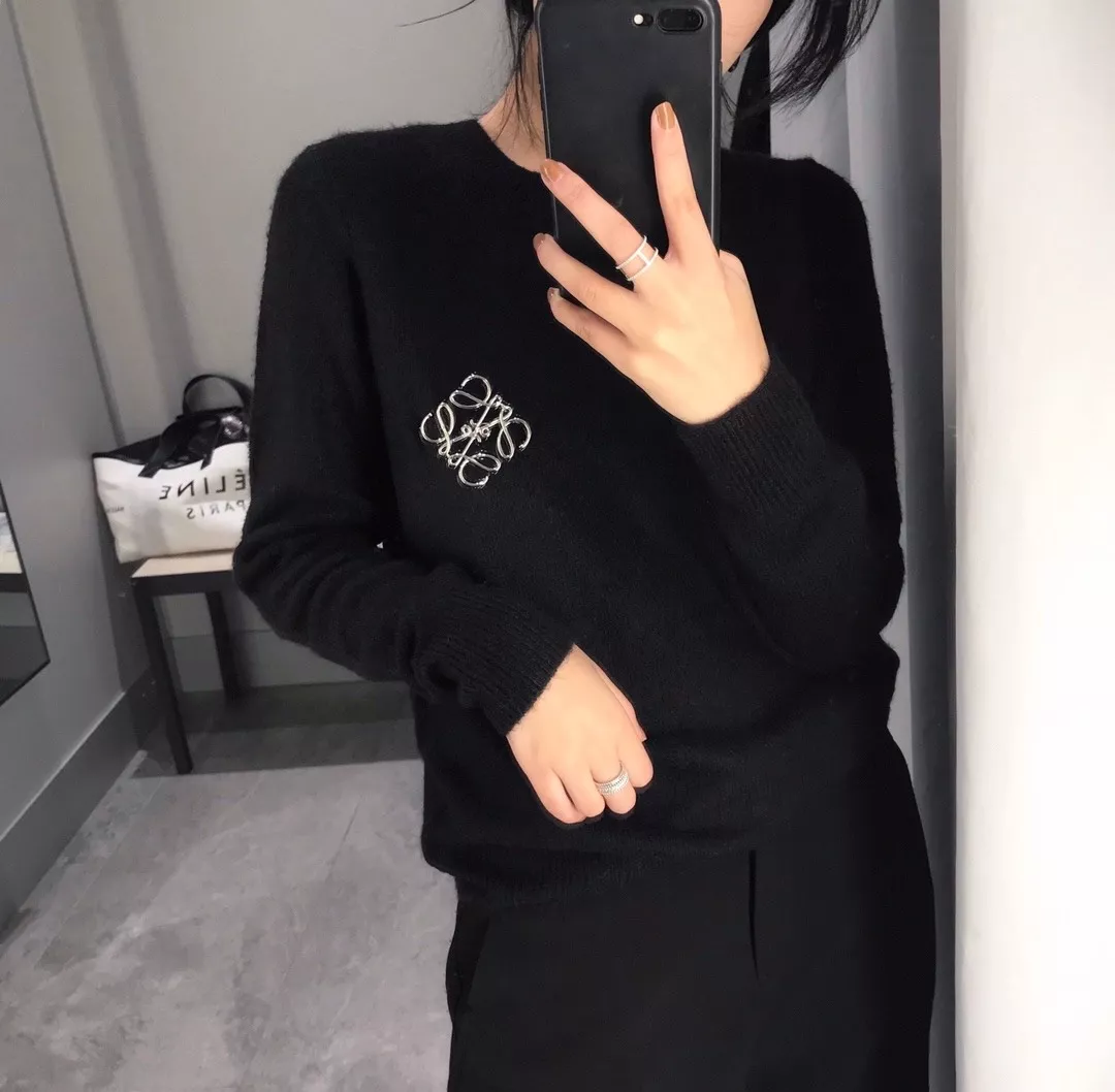 로에베 금속 로고 브로치 상세 이미지 7