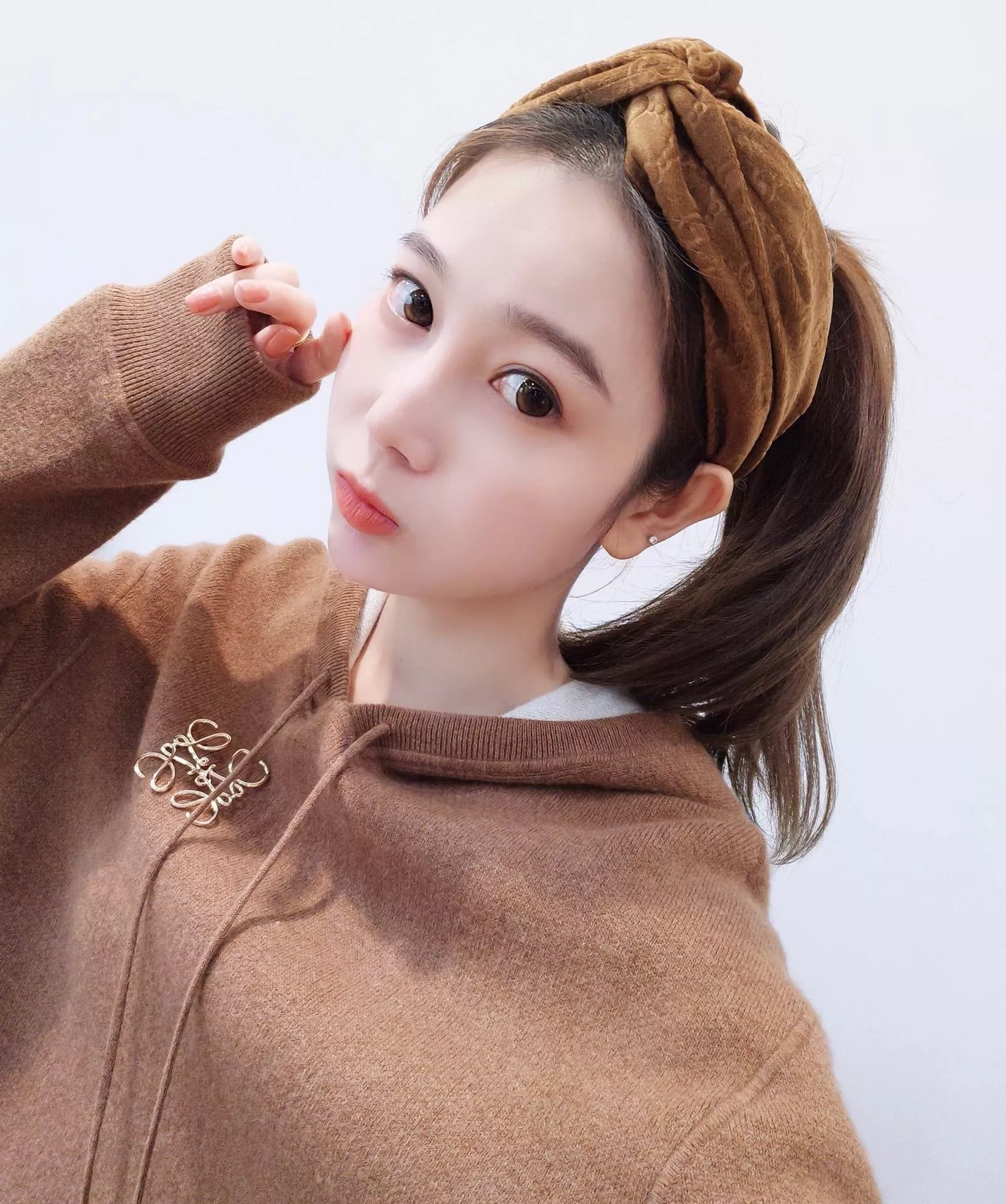 로에베 금속 로고 브로치 상세 이미지 14