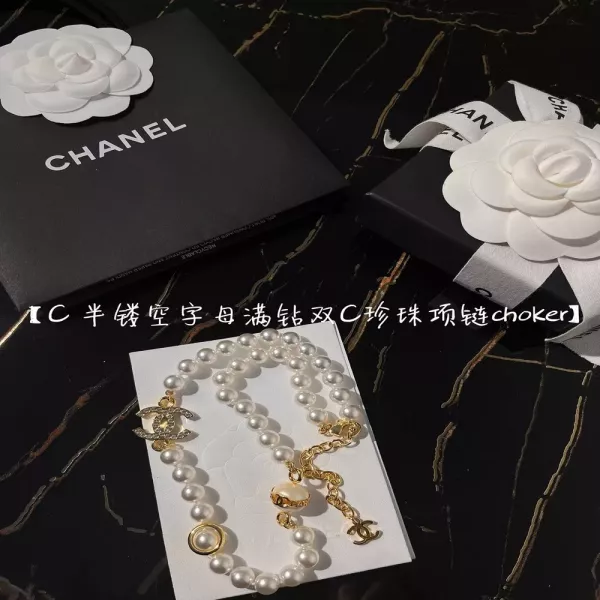 샤넬 진주 더블C 초커 스타일 목걸이