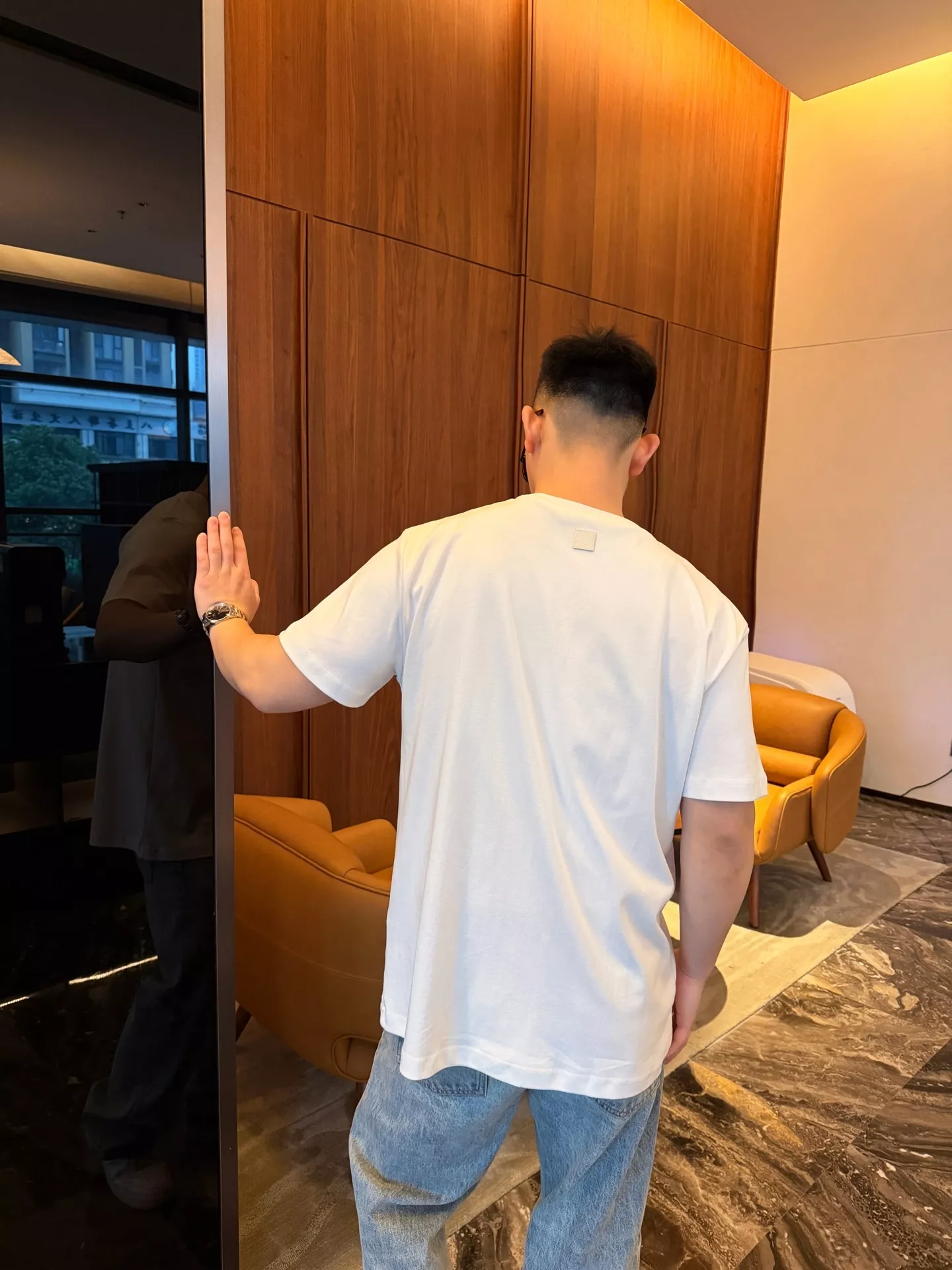 루이비통 라운드넥 로고 자수 티셔츠 상세 이미지 12