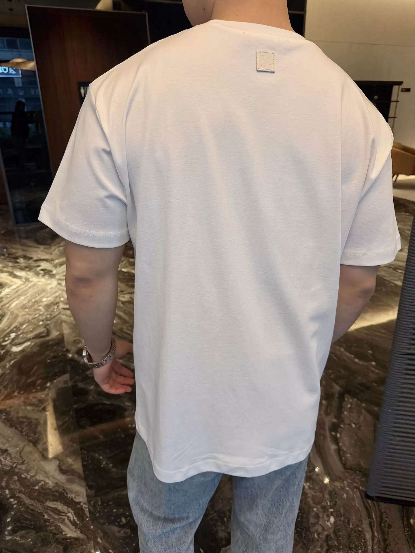 루이비통 라운드넥 로고 자수 티셔츠 상세 이미지 18