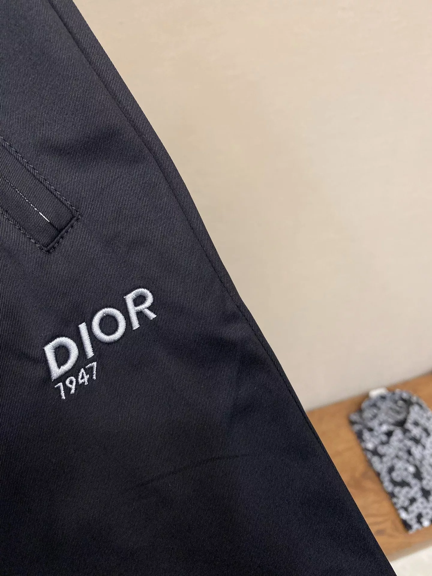 디올 블랙 드로스트링 자수 로고 팬츠 상세 이미지 7