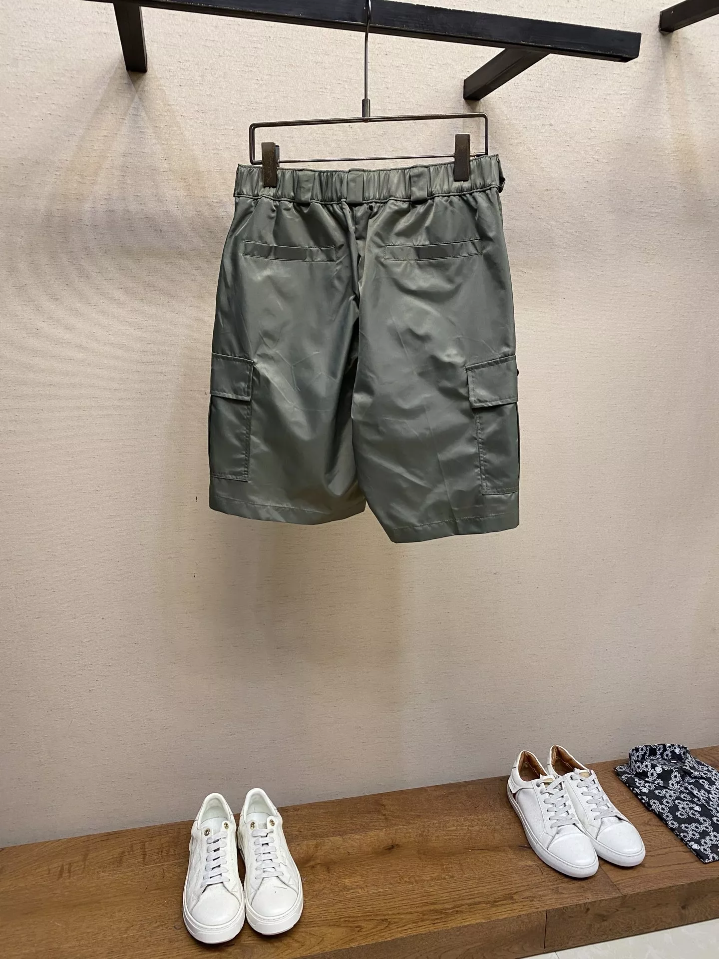 프라다 나일론 카고 쇼츠 상세 이미지 2