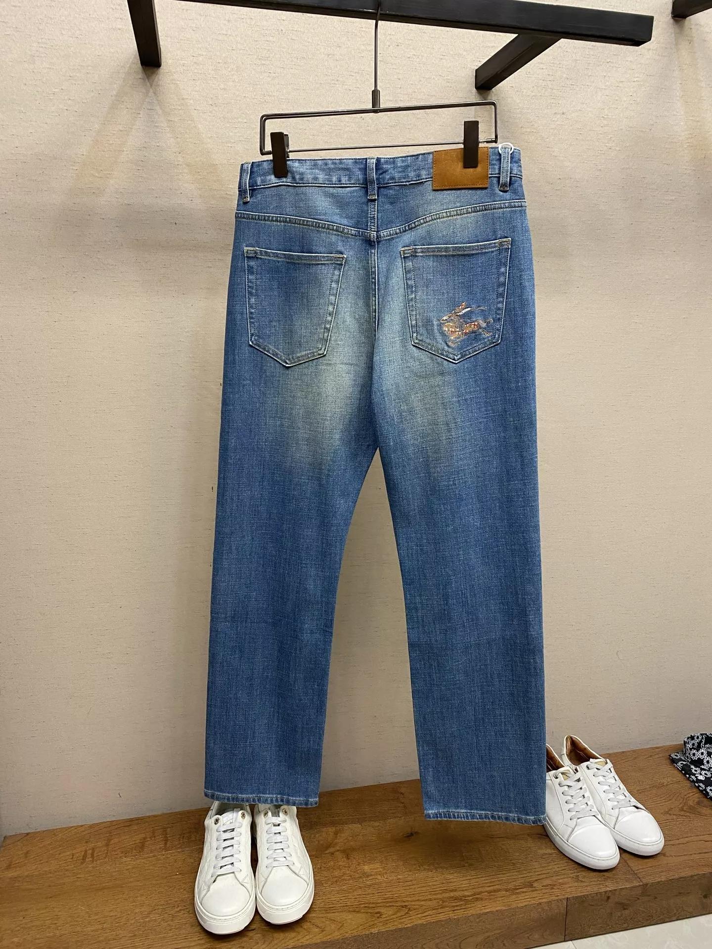 버버리 워싱 스트레이트 데님 팬츠 상세 이미지 2