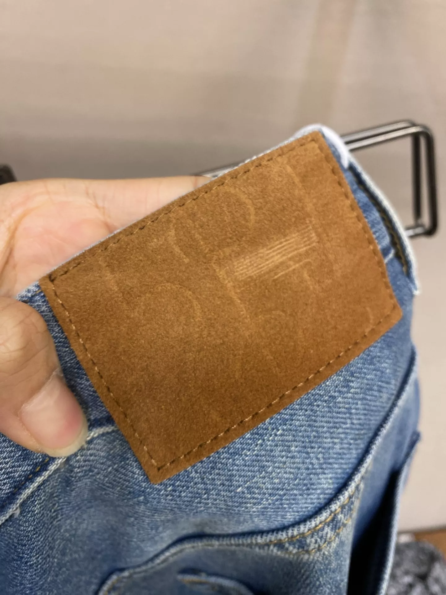 버버리 워싱 스트레이트 데님 팬츠 상세 이미지 9