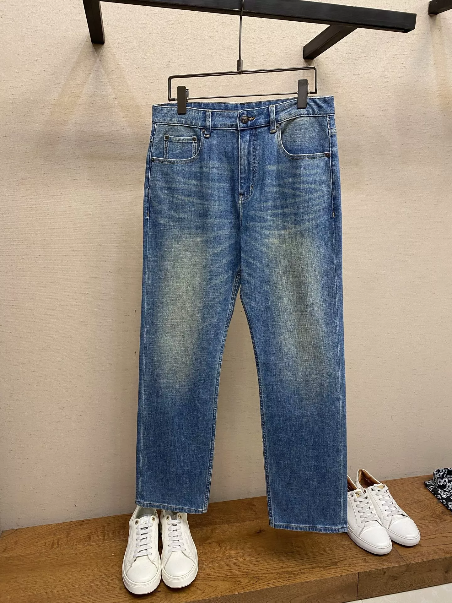 버버리 워싱 스트레이트 데님 팬츠 상세 이미지 1