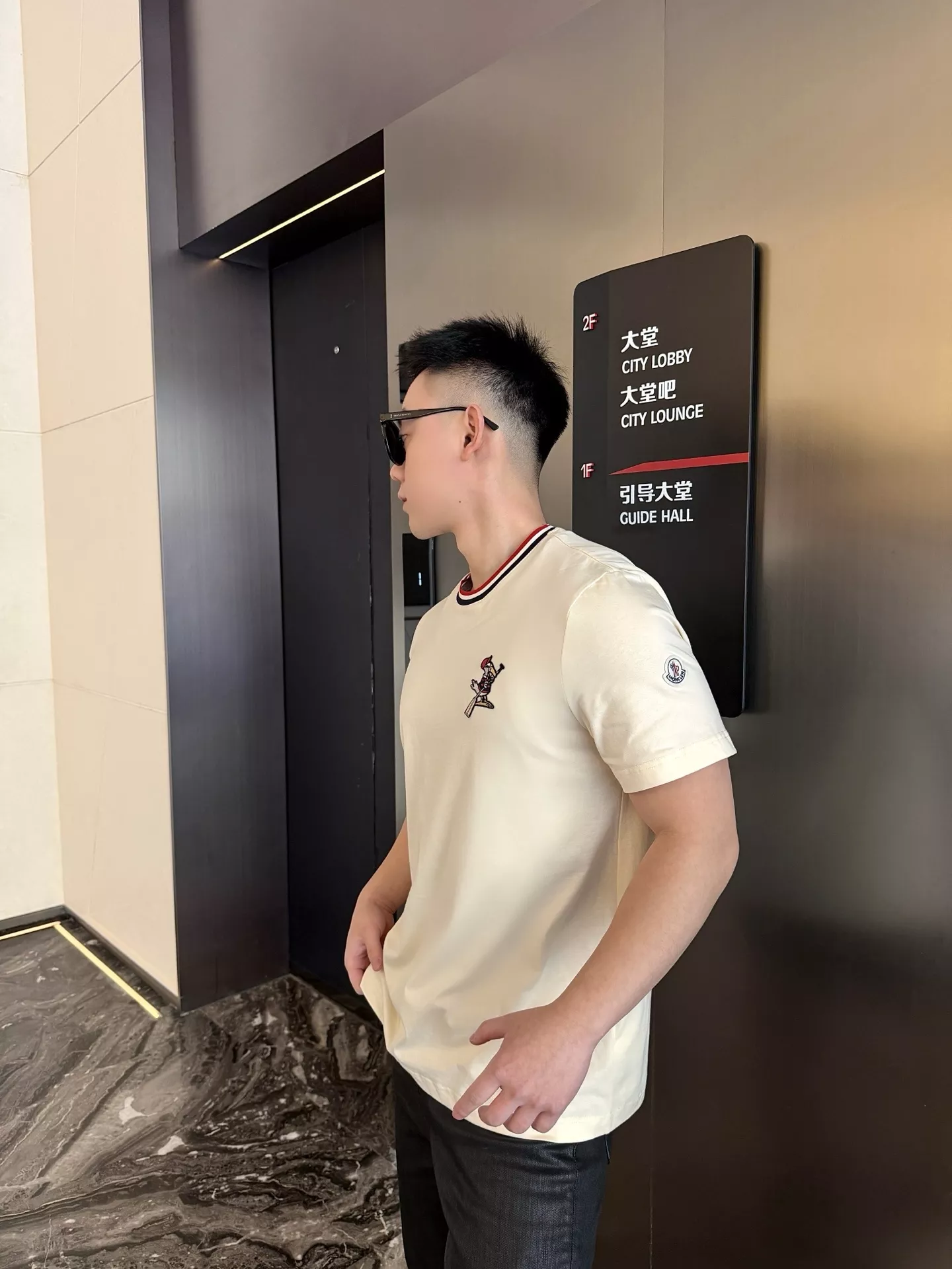 몽클레어 로고 패치 자수 코튼 티셔츠 상세 이미지 10