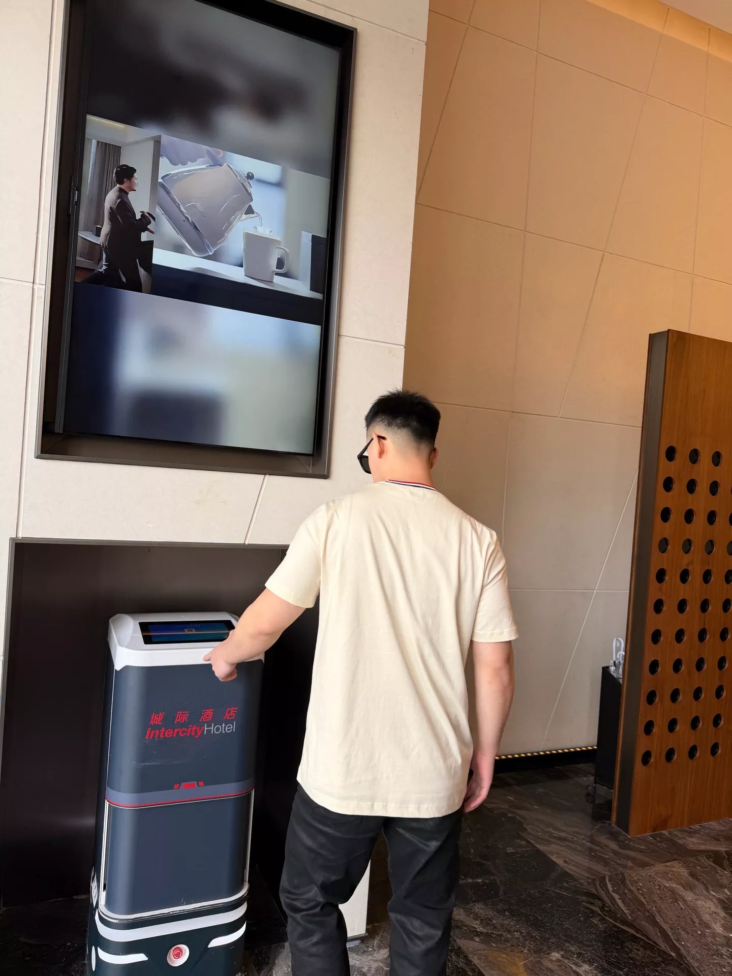 몽클레어 로고 패치 자수 코튼 티셔츠 상세 이미지 15