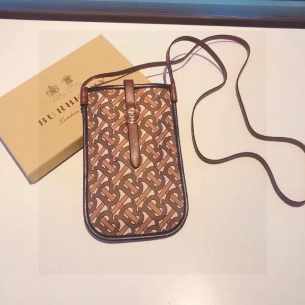 버버리 모노그램 크로스 휴대폰 파우치