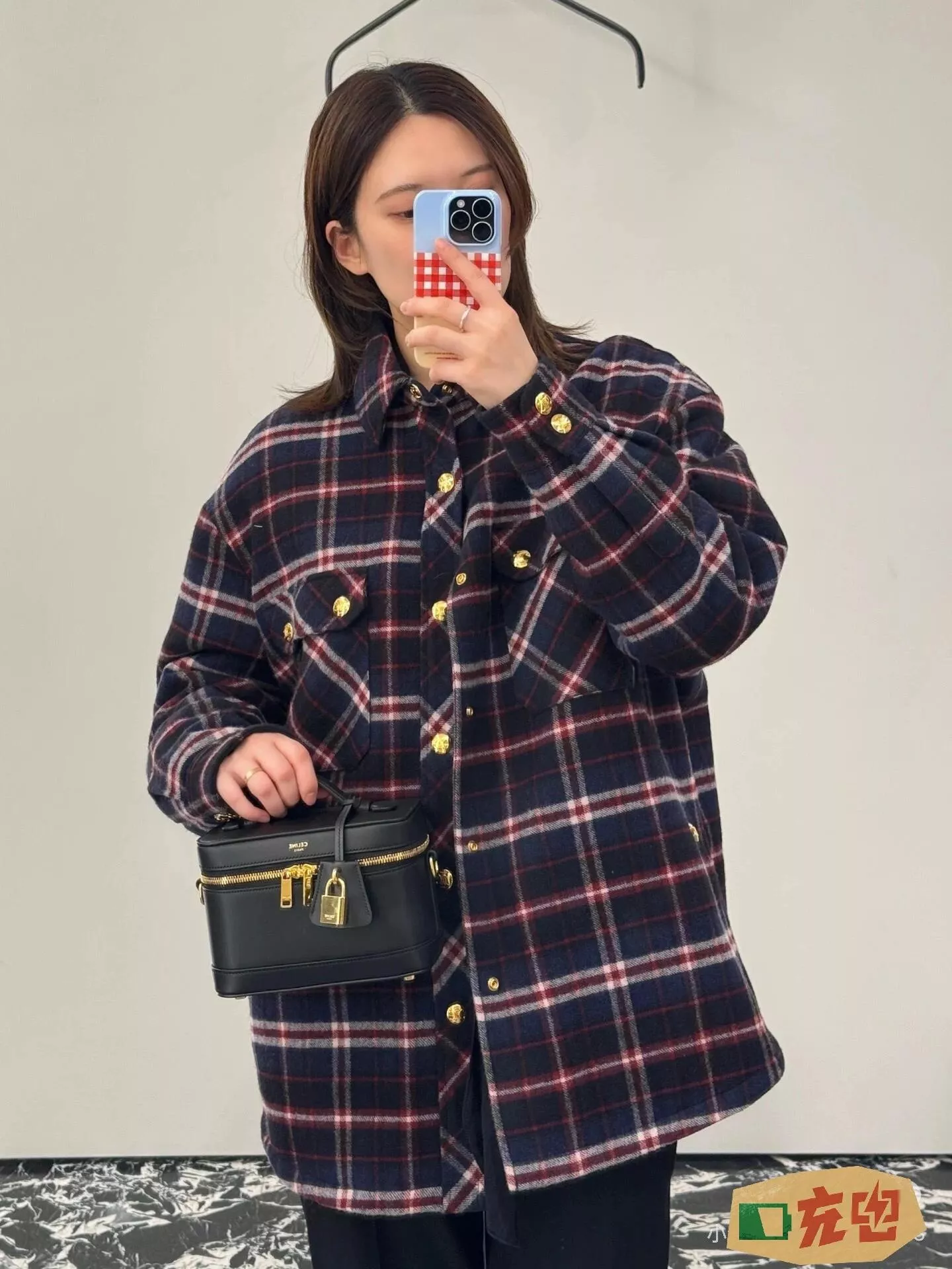 셀린느 광택 소가죽 박스형 핸들백 상세 이미지 19