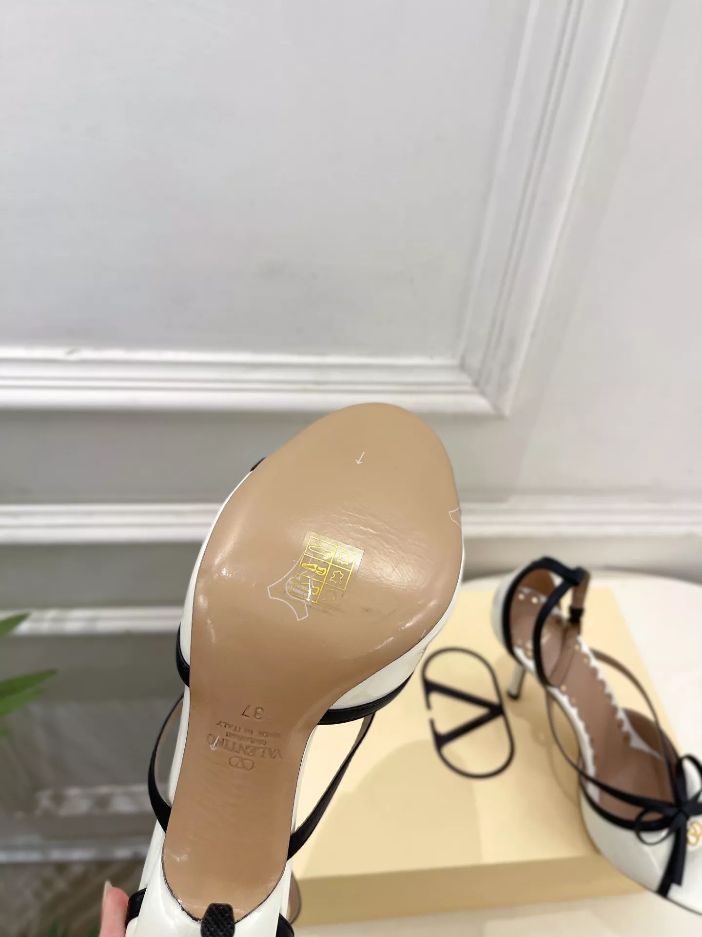 발렌티노 배색 리본 스트랩 힐 샌들 상세 이미지 9