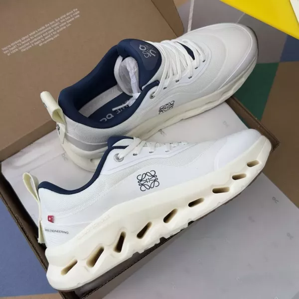 로에베 온 클라우드틸트 2.0 협업 운동화