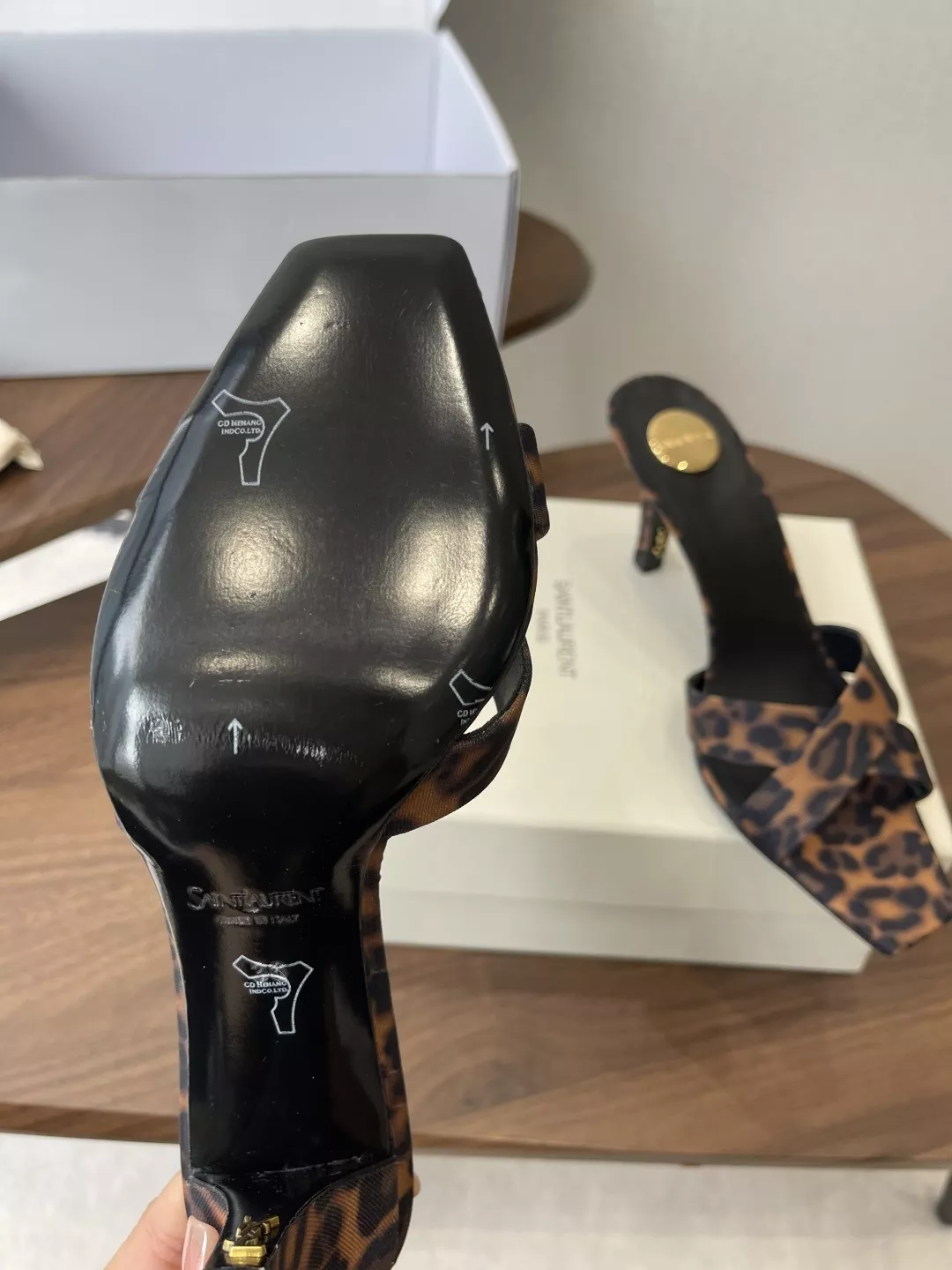 입생로랑 새틴 레오파드 하이힐 뮬 상세 이미지 9