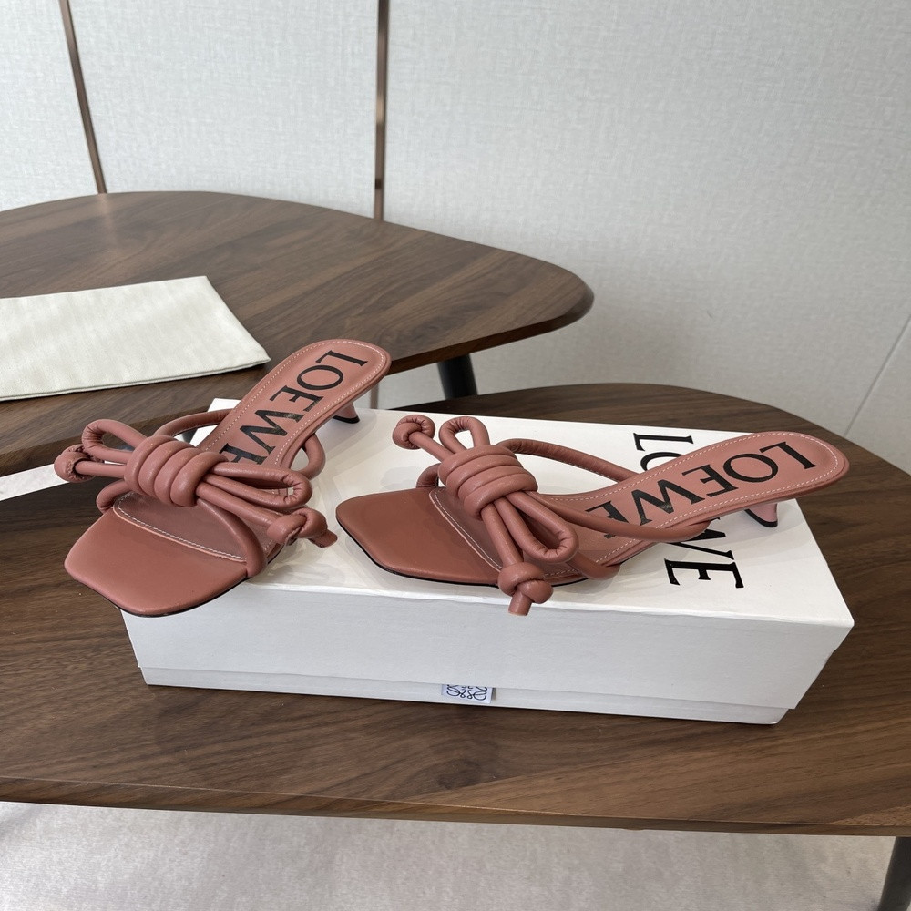 로에베 복고풍 미들힐 샌들