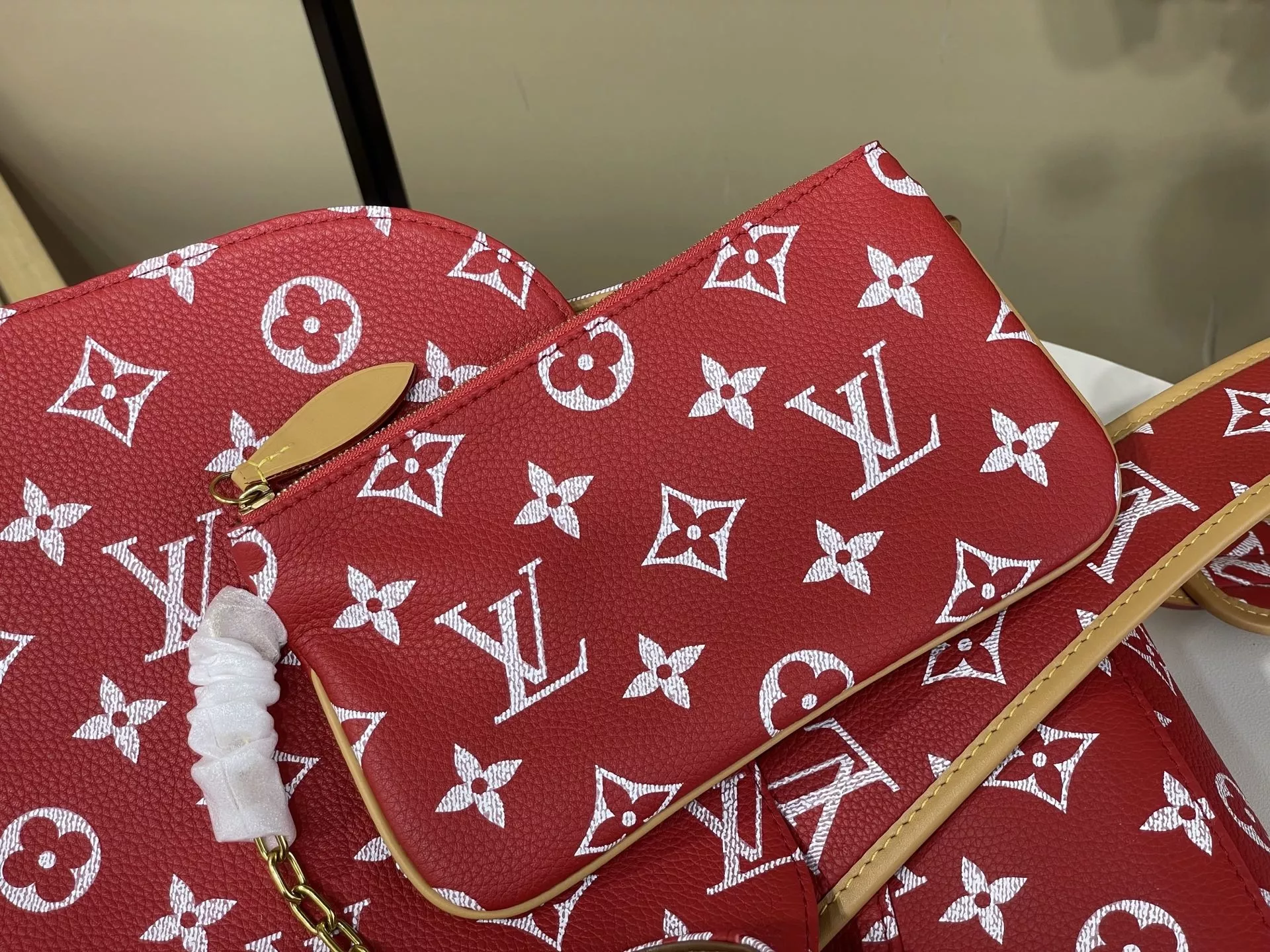 루이비통 모노그램 레드 백팩 상세 이미지 9