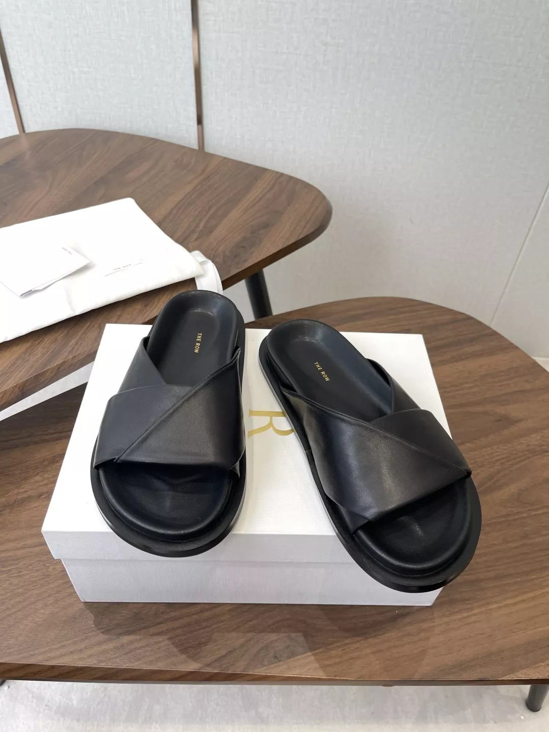 더로우 위빙 디테일 가죽 슬리퍼 상세 이미지 4