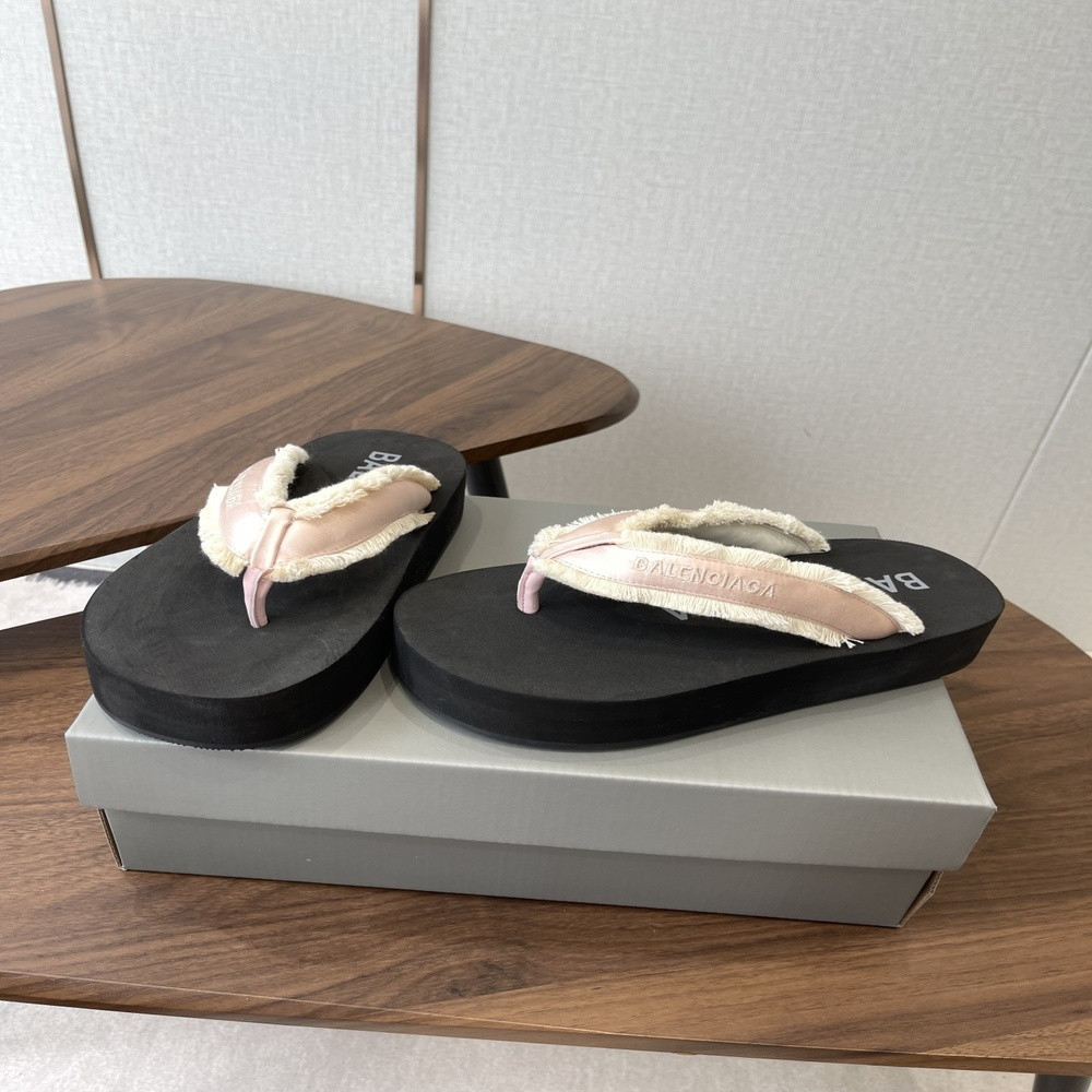 발렌시아가 태슬 포인트 비치 쪼리