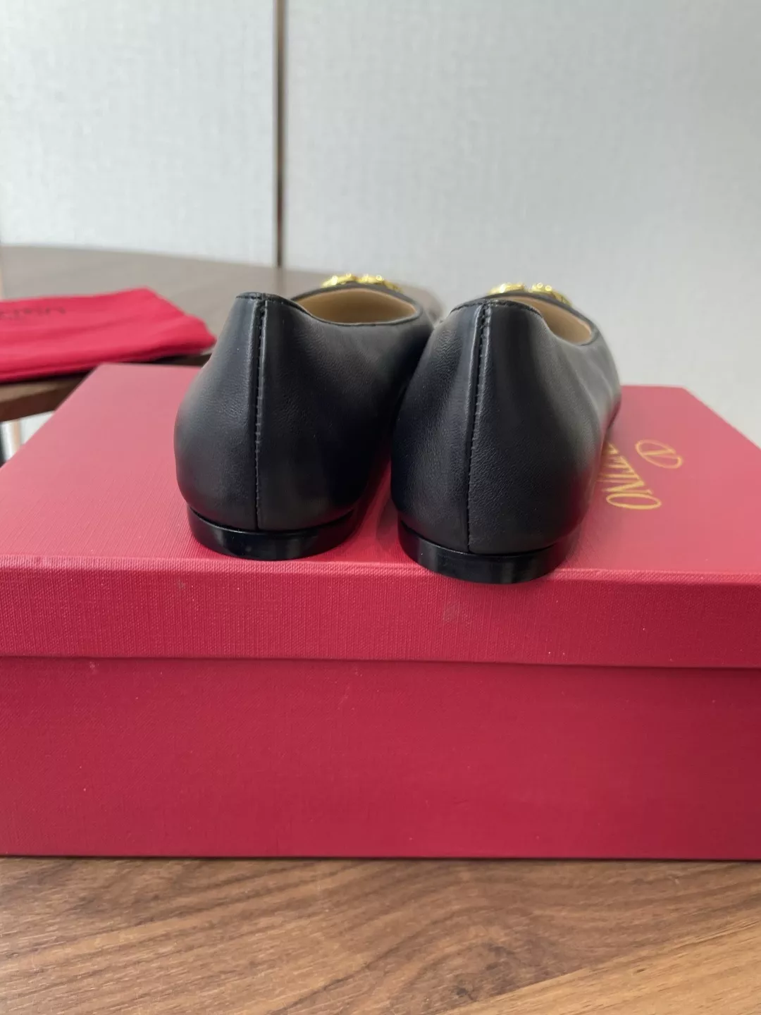 발렌티노 브이 로고 플랫 슈즈 상세 이미지 8