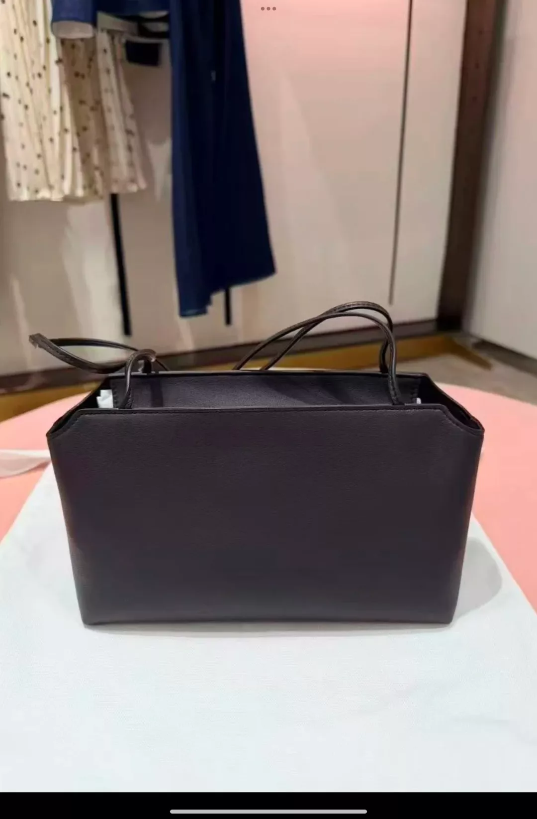 더로우 미니멀 레더 핸들 백 상세 이미지 13