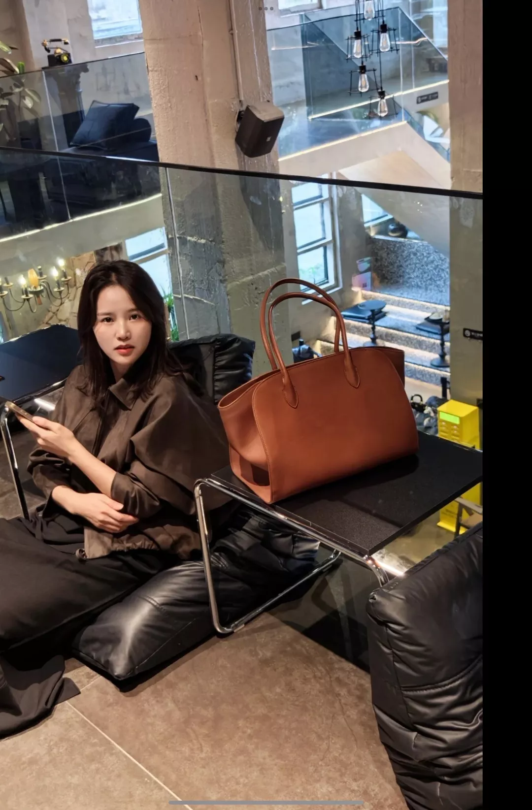더로우 마를로 14 가죽 핸드백 상세 이미지 12