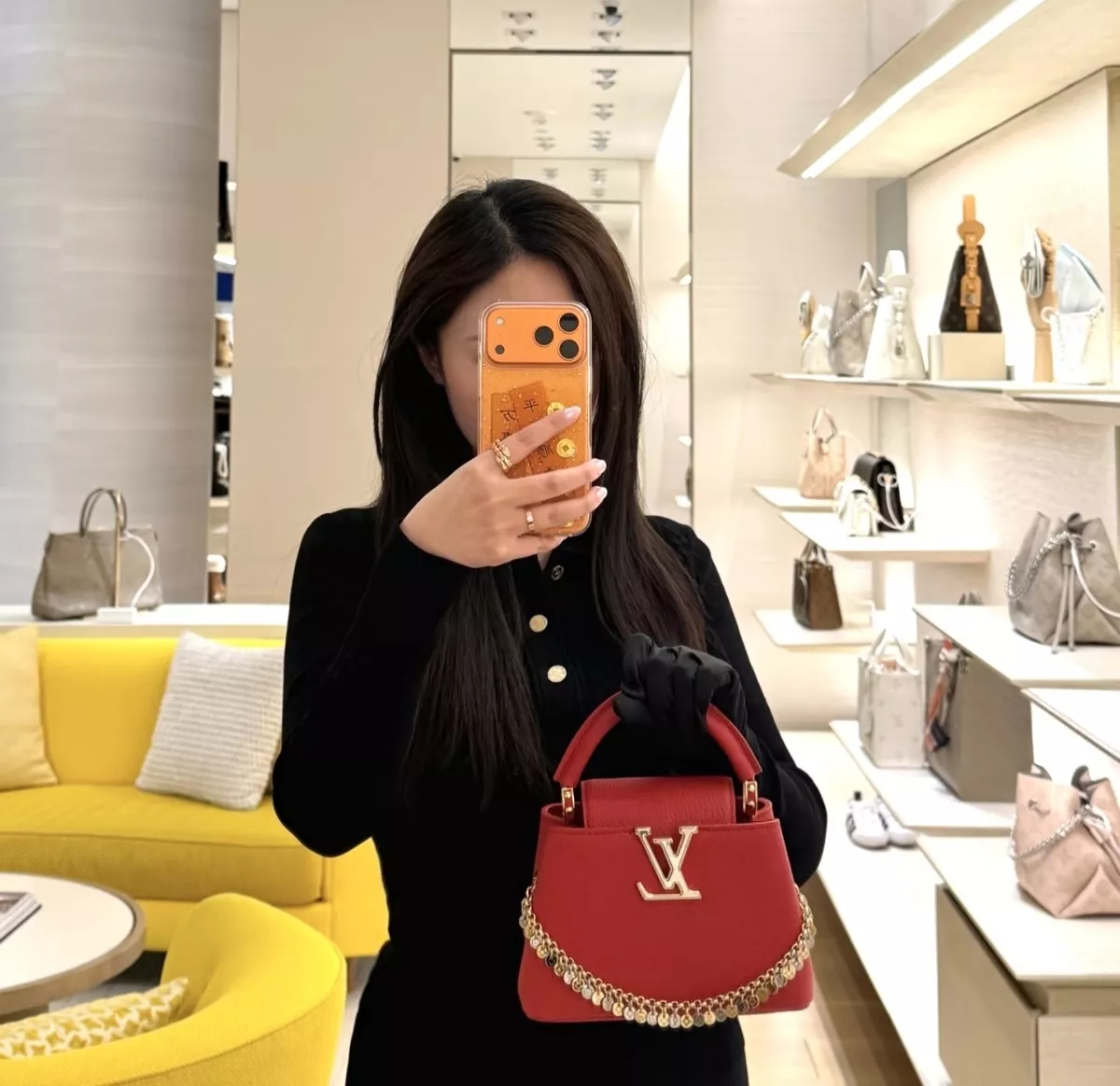 루이비통 카퓌신 미니 체인 장식 핸드백 상세 이미지 30