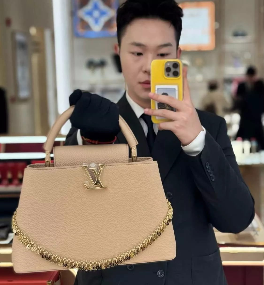 루이비통 카퓌신 체인 장식 핸드백 상세 이미지 19