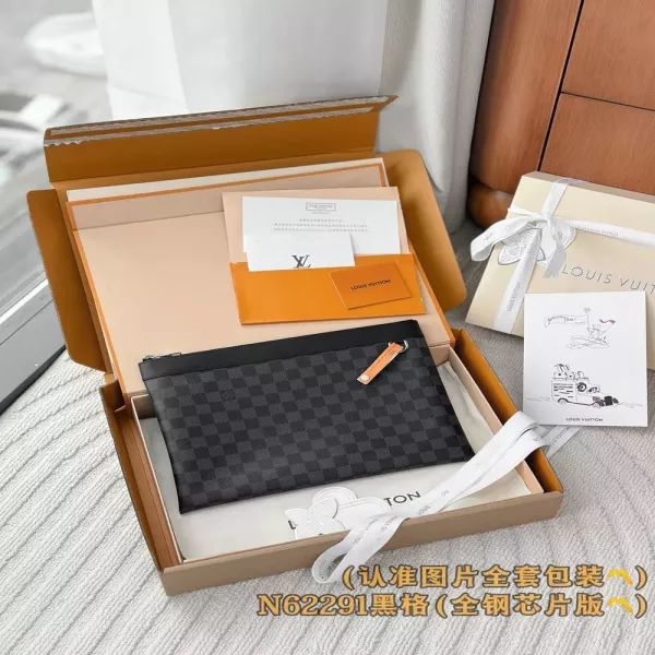 루이비통 타이가 가죽 아폴로 손가방