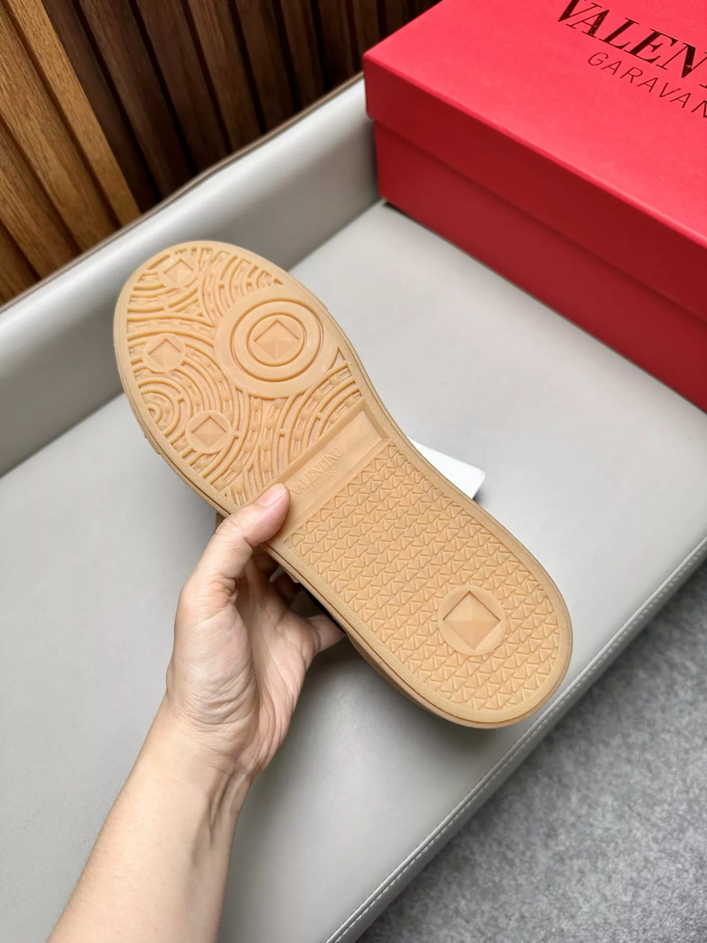 발렌티노 가라바니 로고 로우탑 스니커즈 상세 이미지 9
