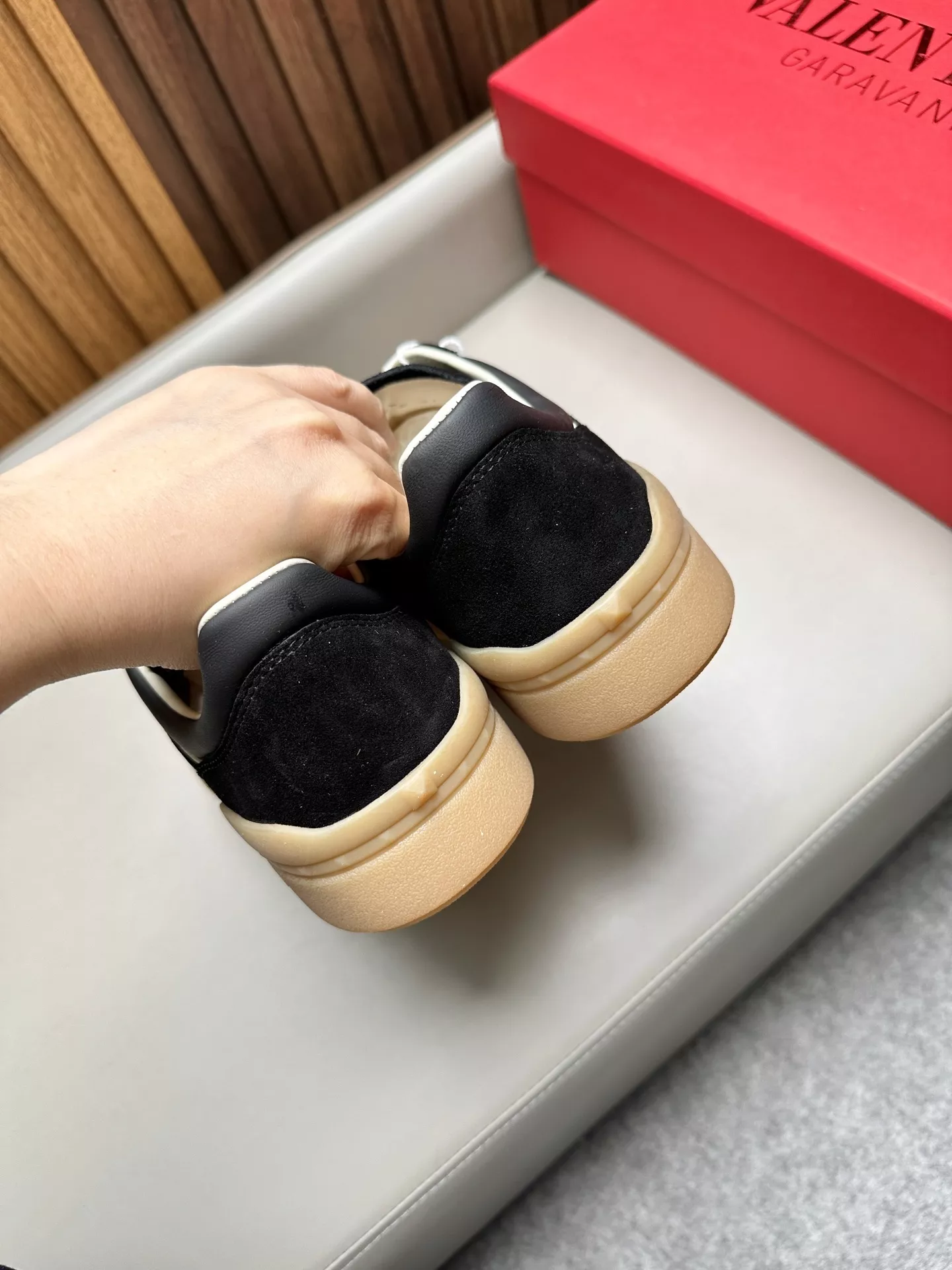 발렌티노 가라바니 로고 로우탑 스니커즈 상세 이미지 5